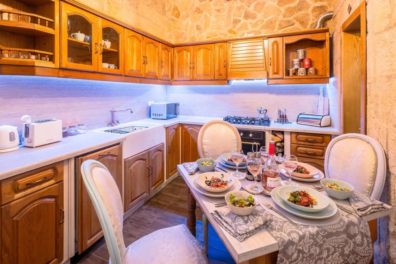 Kharmen A 1565s House With Seaviews Apartment
