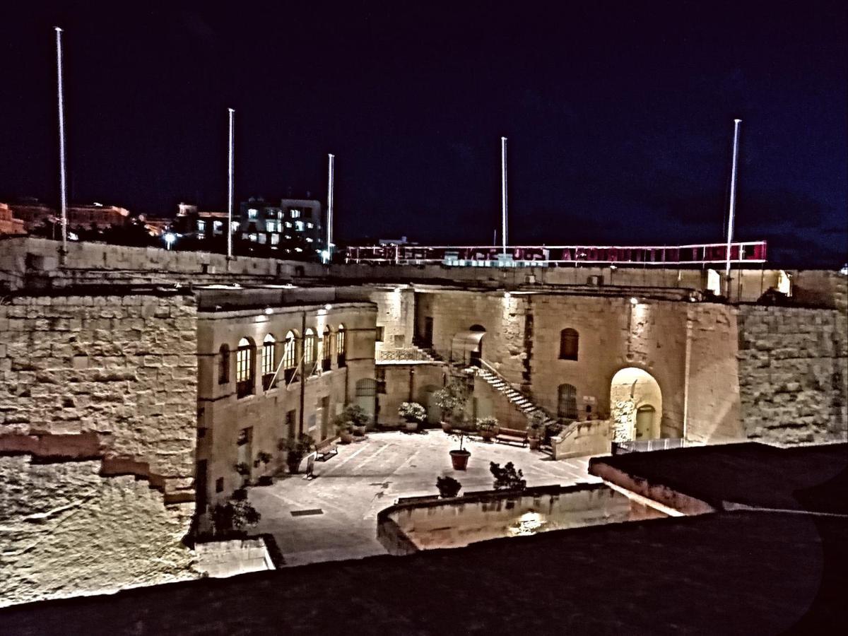 Kharmen A 1565s House With Seaviews